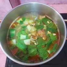 Kalau labu siam sudah setengah matang, masukkan pokcoy dan tauge.