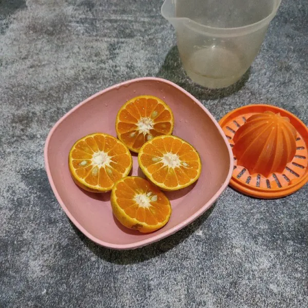 Belah dua jeruk.