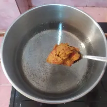 Rebus air, masukkan bumbu dasar oranye.
