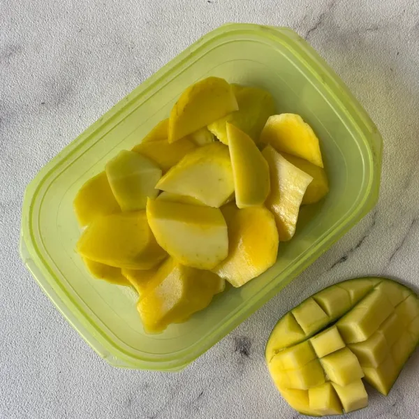 Kupas mangga muda, cucu bersih lalu potong sesuai selera dan masukkan ke dalam wadah.