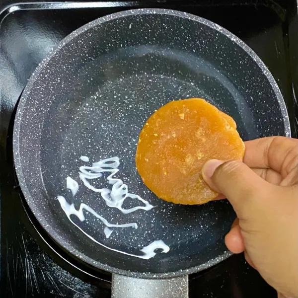 Tambahkan gula merah.