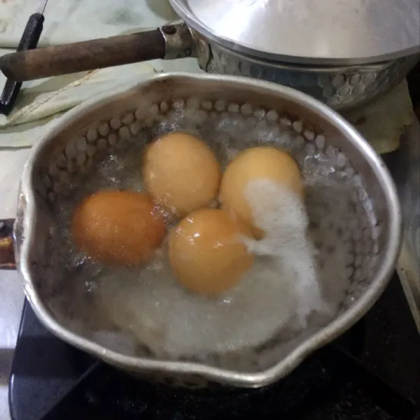 Rebus telur hingga matang, kupas.