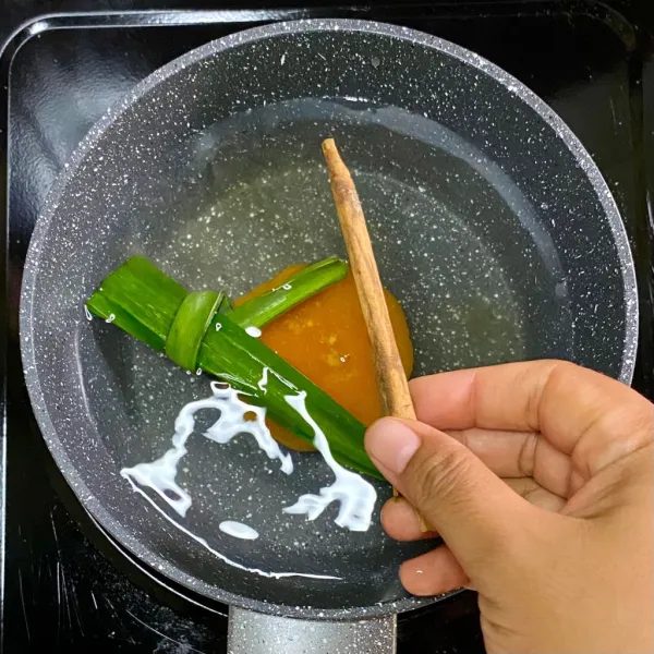 Tambahkan kayu manis.