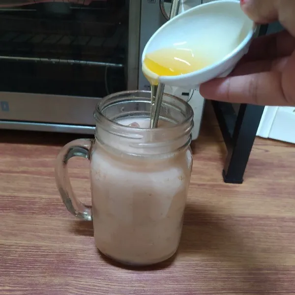 Tuang jus ke dalam gelas lalu tambahkan madu. Aduk rata dan sajikan.