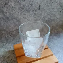 Siapkan gelas dan masukkan es batu secukupnya.