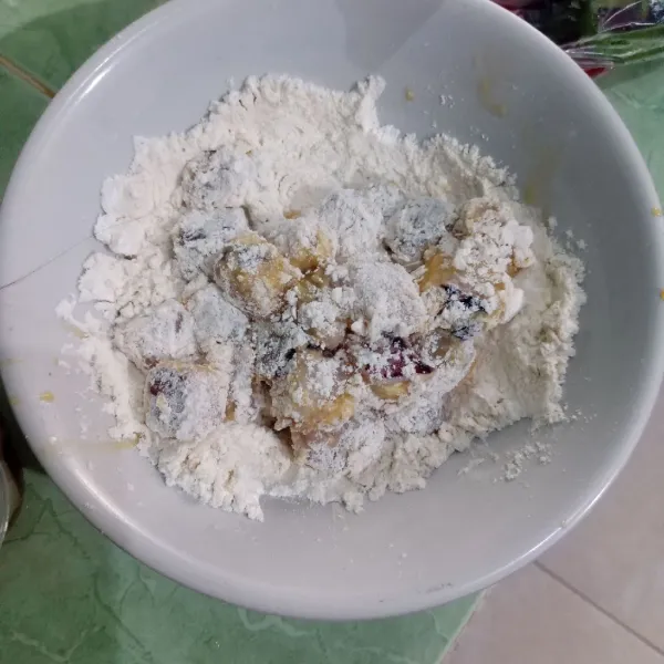 Balut cumi-cumi dengan tepung terigu.
