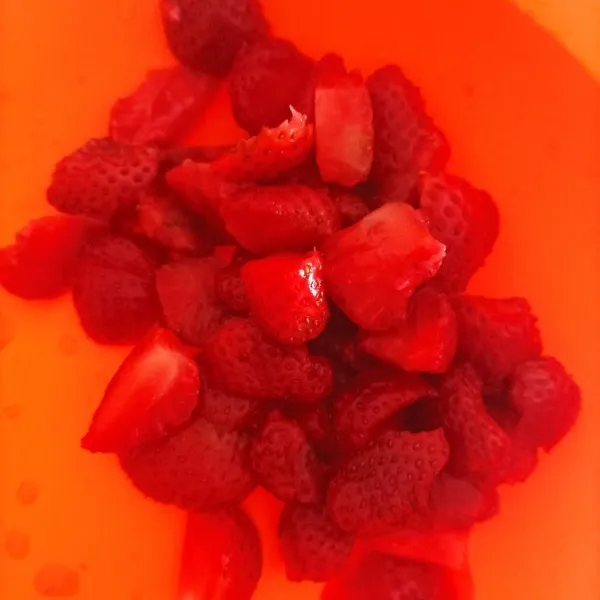 Potong-potong kecil buah strawberry.