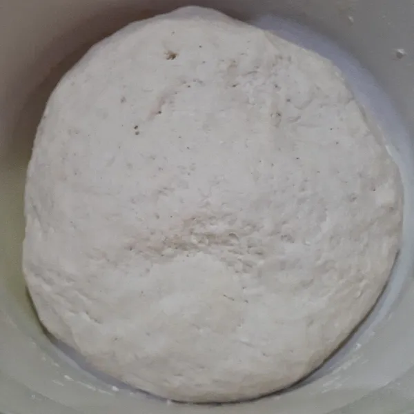 Campur jadi satu tepung terigu, tepung tapioka, garam, ragi roti, aduk rata. Tuangkan air mineral hangat kuku secara bertahap dan aduk dengan spatula kue hingga tercampur dengan baik. Tutup wadah dengan plastik wrap atau kain dan diamkan selama 30 menit hingga mengembang dua kali lipat. Adonan tidak perlu dikempiskan. Gendum dalam bahasa Palembang artinya tepung terigu.