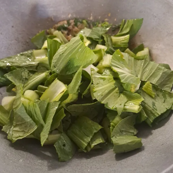 Masukkan daun bawang prei, tumis sebentar sampai layu. Masukkan pakcoy, seledri dan garam. Tumis sampai pakcoy ½ matang.
