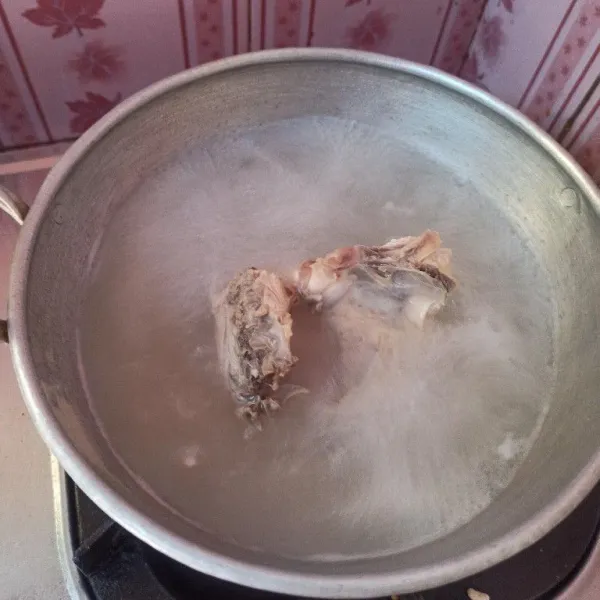 Rebus air secukupnya kemudian masukkan ayam, rebus hingga setengah matang. Selanjutnya ganti 1300 ml air bersih tambahkan jahe kemudian rebus sampai ayam empuk dan matang.