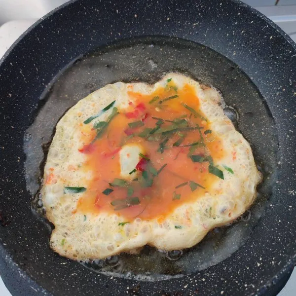 Panaskan minyak agak banyak, goreng telur hingga matang.