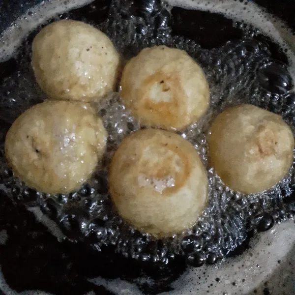 Panaskan minyak sayur dengan api sedang cenderung kecil dan goreng hingga matang, kecokleatan serta benar-benar garing. Sisihkan.