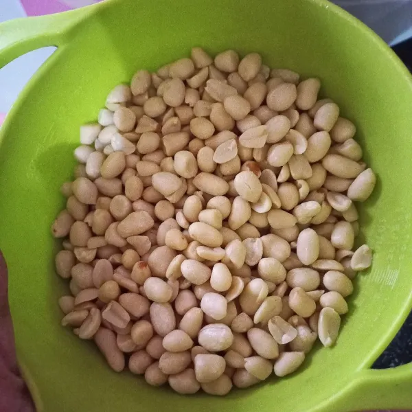 Siapkan kacang tanah kupas kualitas baik.