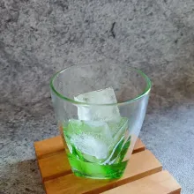 Kemudian tuang sirup rasa melon.