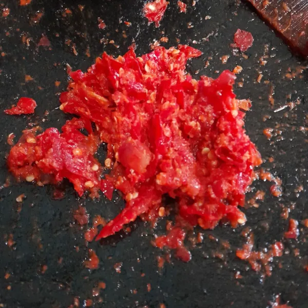 Giling cabe merah dan garam lalu tambahkan bawang, giling sampai halus.