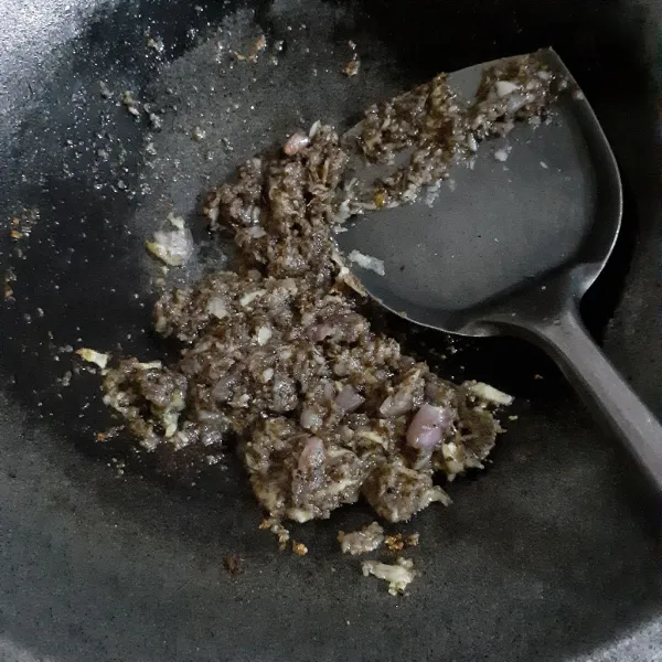 Panaskan minyak dengan api sedang, tumis bumbu halus serta bumbu kering hingga tidak berbau langu. Sisihkan.