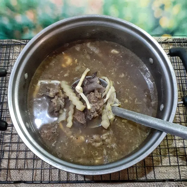 Didihkan air, masukkan daging dan tumisan bumbu, masak hingga daging empuk. Tambahkan bengkuang, kecap asin, garam, penyedap rasa dan masak hingga matang. Tata di piring saji, soun, irisan model gendum, bunga sedap malam, jamur kuping, siram dengan kuah panas berikut daging serta bengkuang. Tambahkan seledri, cacahan timun, bawang merah goreng, sambal cabe rawit. Jika suka tambahkan cuka makan dan kecap manis. Sajikan.