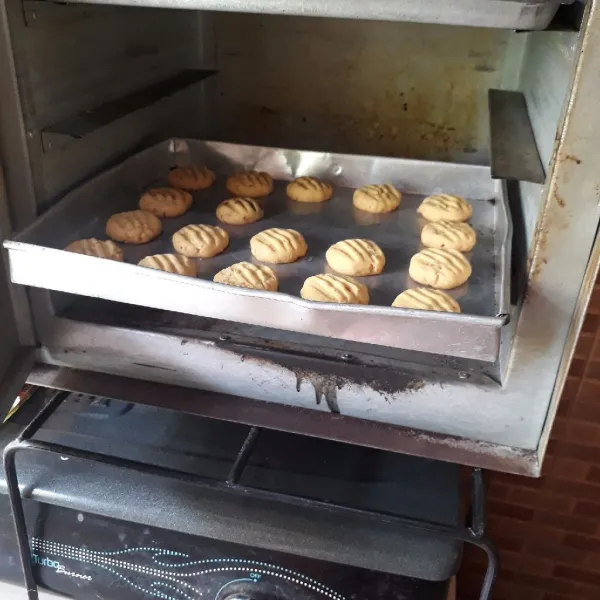 Panggang dalam oven yang sudah dipanaskan, gunakan api sedang cenderung kecil, panggang hingga matang. 20 menit rak bawah dan 10 menit rak atas (sesuaikan dengan oven masing-masing). Setelah dingin simpan dalam wadah kedap udara.