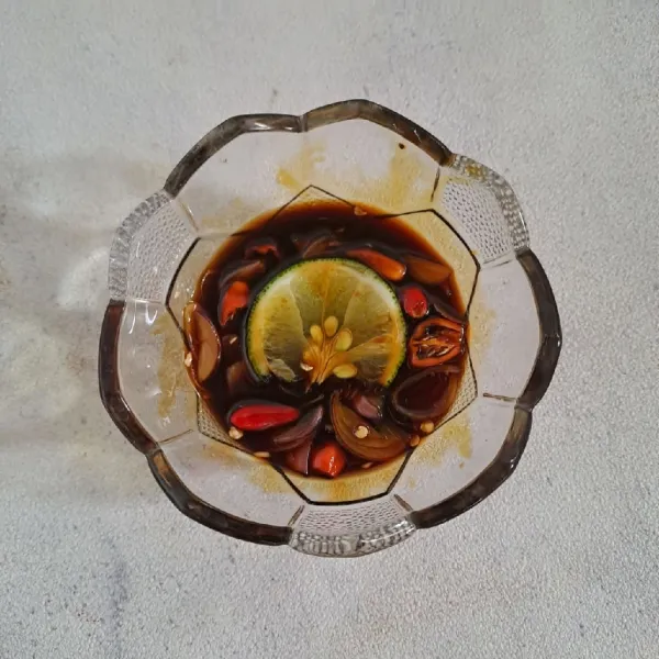 Campur semua bahan sambal kecap. Aduk sampai rata. Sajikan bersama sate kambing goreng.