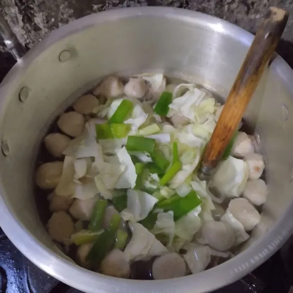 Masukkan kol dan daun bawang, masak hingga mendidih.