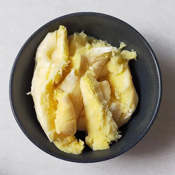 Tape singkong dalam wadah plastik