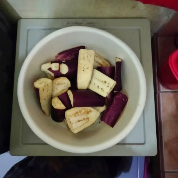 Cuci bersih terong, kemudian potong-potong.