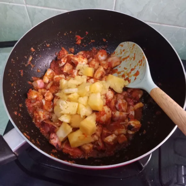 Masukkan nanas, aduk-aduk hingga tercampur rata. Masak sebentar saja.