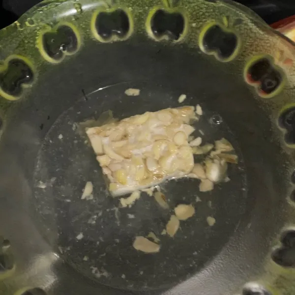 Bumbui tempe dengan garam dan bawang putih.