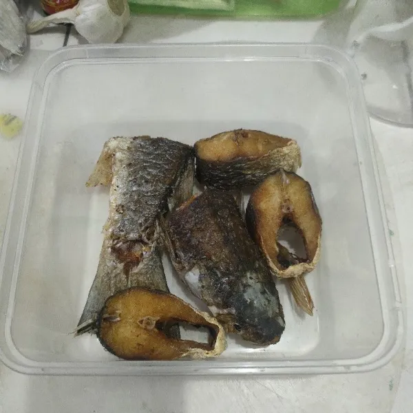 Goreng ikan belanak sampai kering. Lanjutkan goreng tahu sampai kering.