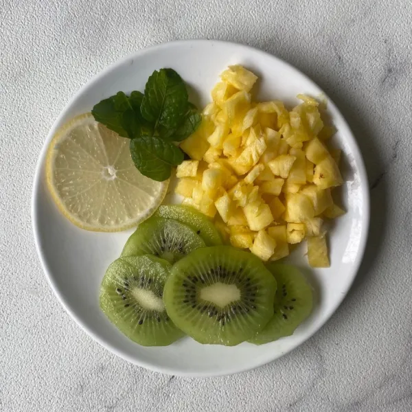 Siapkan nanas, kiwi, lemon dan daun mint.
