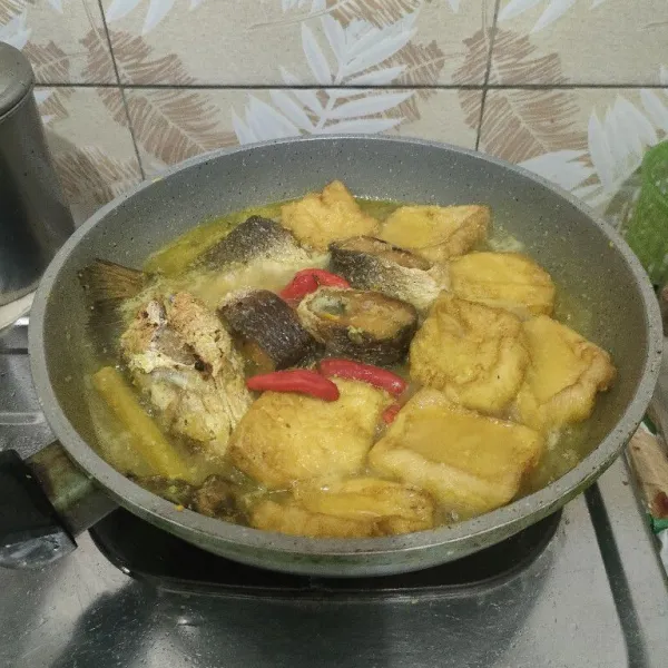 Terakhir masukkan cabai rawit merah, masak sampai cabai layu dan kuah berkurang. Angkat dan siap disajikan.
