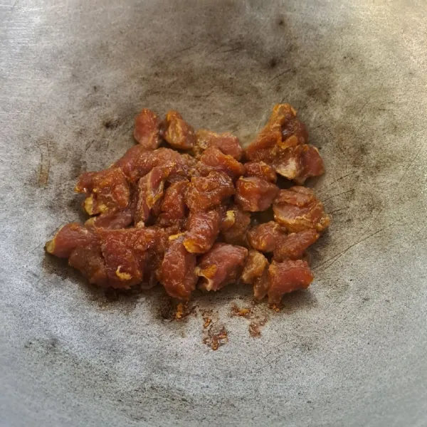 Panaskan wajan dengan minyak goreng secukupnya. Masukkan daging beserta bumbu marinasinya. Masak sampai daging berubah warna dan mulai keluar air dari daging kambing. Masak sampai menyusut.