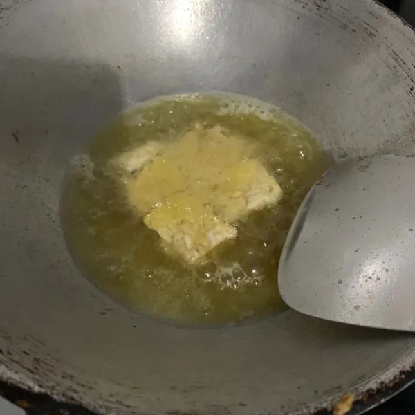 Goreng dengan minyak panas.