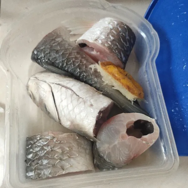 Siapkan ikan yang sudah dibersihkan kemudian kucuri air jeruk, diamkan 30 menit.