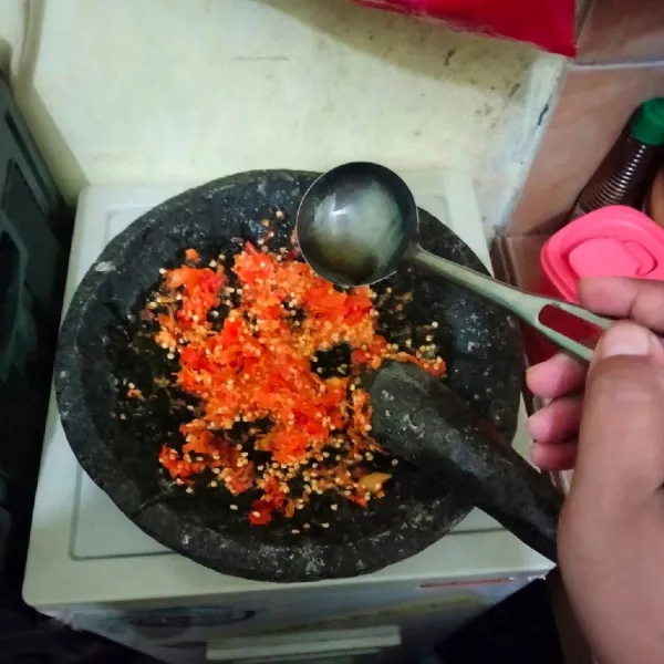 Setelah itu tuang minyak panas di atas cabai yang sudah dihaluskan tadi.