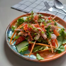 Beri gohu di atas salad, sajikan.