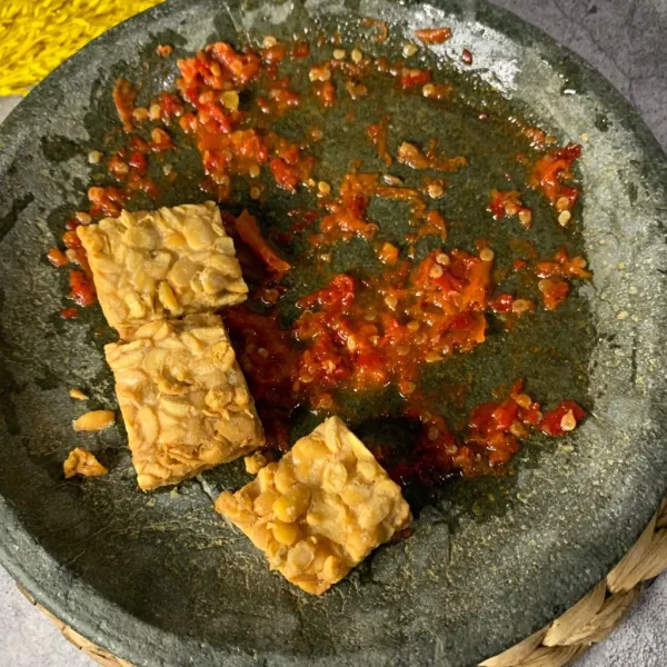 Masukkan tempe penyet.