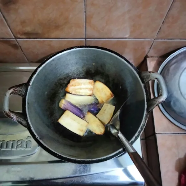 Goreng terong hingga sedikit kecokelatan, lalu angkat dan tiriskan.