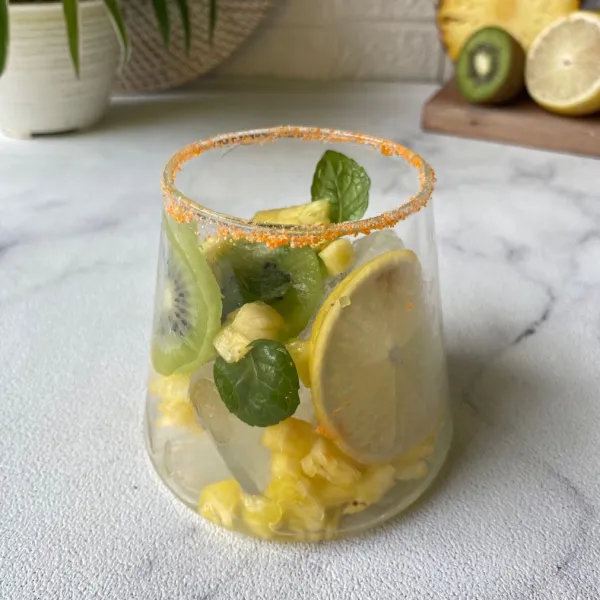 Susun nanas, kiwi, lemon dan daun mint ke dalam gelas.