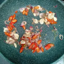 Tumis bumbu iris, beri garam, gula pasir dan merica bubuk hingga harum.