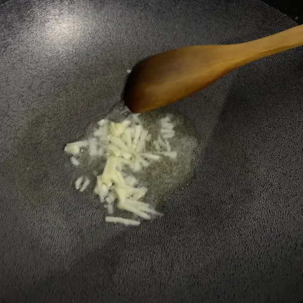 Tumis bawang putih sampai layu.