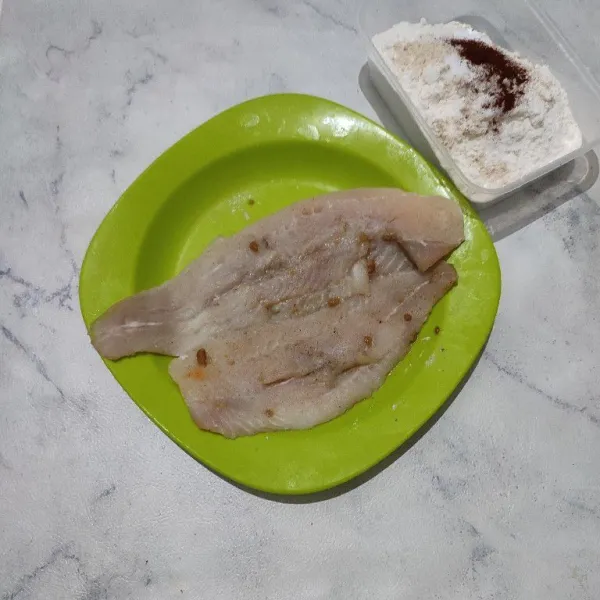 Lumuri ikan dori dengan kaldu jamur, merica serta bawang putih bubuk, diamkan selama 30 menit di dalam kulkas.