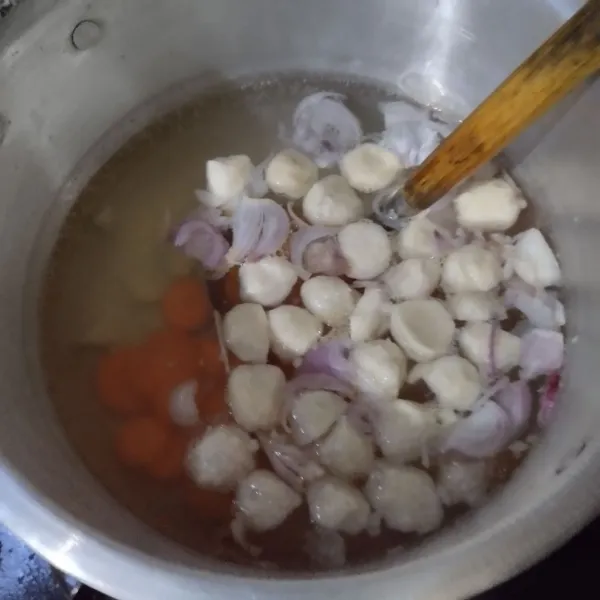 Didihkan air, bawang merah dan bawang putih lalu masukkan bakso dan wortel. Rebus hingga wortel setengah matang.