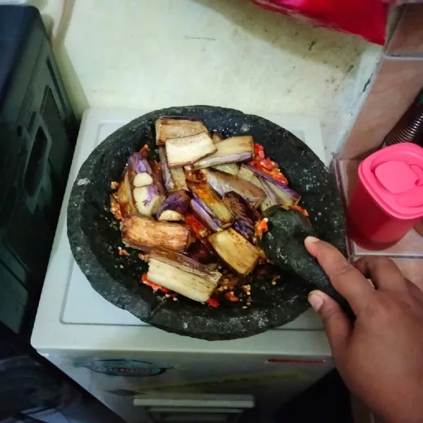 Penyet-penyet perlahan.