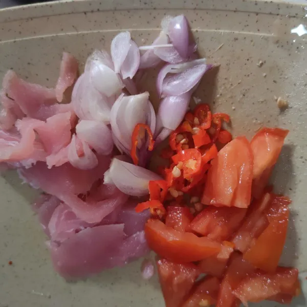 Iris daging ikan tuna, bawang merah, cabe rawit dan tomat merah.