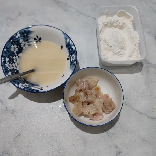 Setelah di marinasi, potong dadu ikan dori. Ambil1 sdm tepung krispy, larutkan dengan 500 ml air sebagai bahan pencelup.