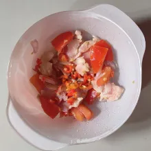 Simpan di mangkuk kaca, beri minyak goreng panas.