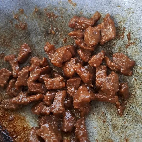 Masak lagi sampai daging matang dan bumbu meresap. Sambil koreksi rasa sesuai selera. Angkat dan letakkan dalam piring saji.