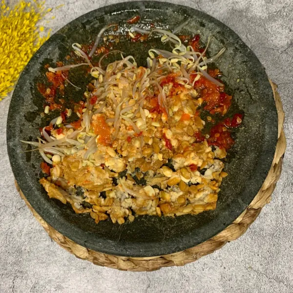 Masukkan rebusan tauge dan siap dihidangkan.