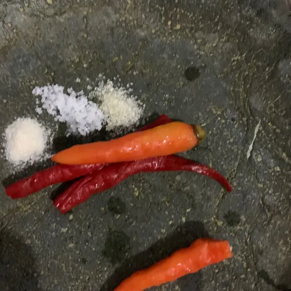 Siapkan bahan sambel ulek halus.